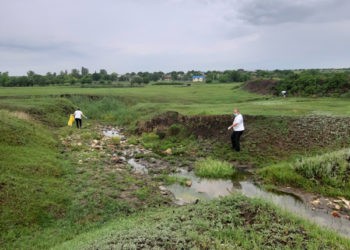 Florițoaia Nouă: membrii ansamblului  „Flutureanca” au salubrizat râulețul Varșavca