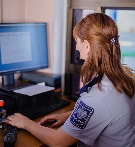 În lumea mare… cu acte false