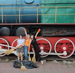 FOTO. Au dovedit că de la zis până la făcut e doar un pas. Fondul pentru Tineri Ungheni a salubrizat „zona adoptată”