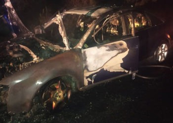 Mașina a ars ca o torță, șoferul a scăpat nevătămat