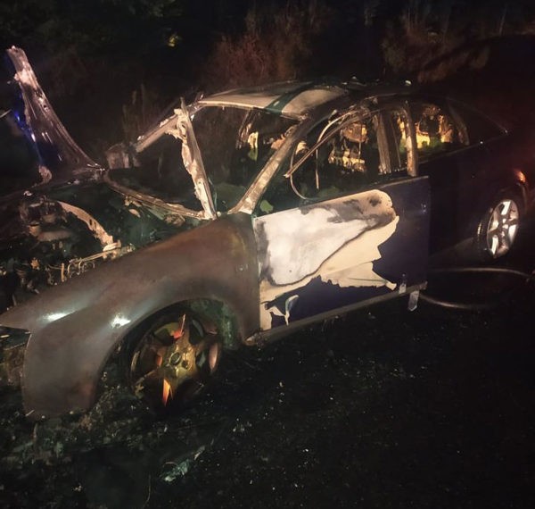 Mașina a ars ca o torță, șoferul a scăpat nevătămat