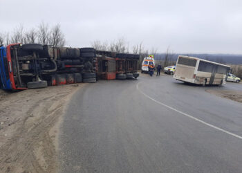 FOTO. Un autotractor plin cu fier uzat s-a răsturnat. Cauza – șoferul  nu s-a asigurat în conducere