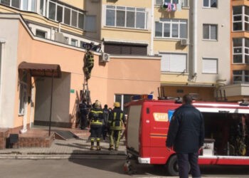 Un copil de nici doi ani a murit căzând în gol de la etajul nouă