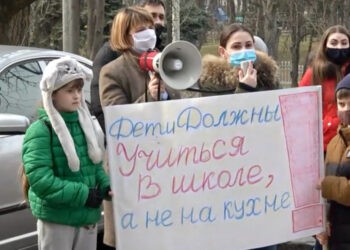 Părinții cer ca elevii să revină pe băncile școlilor