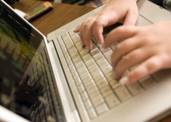 Un deținut riscă până la 7 ani de închisoare pentru acțiuni perverse față de o minoră