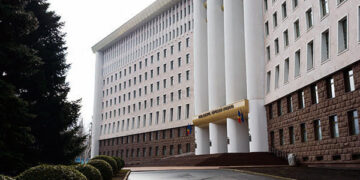 Șeful unei şcoli auto din capitală şi doi subalterni, reținuți