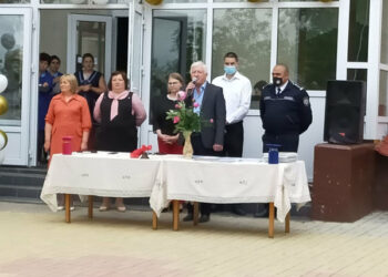 „Ultimul sunet” în instituțiile de învățământ. Polițiștii ungheneni au felicitat elevii