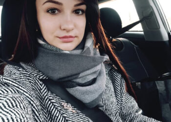 La patul pacientului nu ești doar o simplă asistentă medicală care execută o procedură