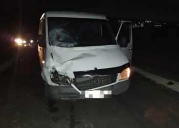 Doi adolescenți pe biciclete au fost loviți de mașină. Unul a decedat, celălalt e la spital