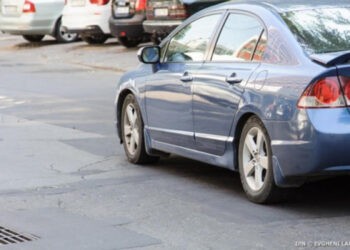 Copil ajuns la spital după ce s-a aflat un timp într-o mașină cu portierele blocate