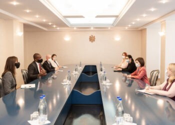 Maia Sandu i-a conferit ambasadorului SUA „Ordinul de Onoare”