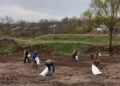 În loc de gunoiști neautorizate și miros urât, sătenii din Ciutești au instalat tomberoane și au plantat copaci