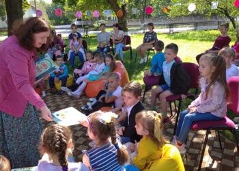 Ziua Limbii Române sărbătorită printr-un pod simbolic de cărți pentru copii