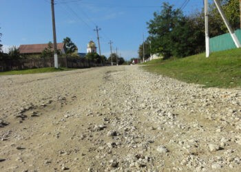 Unțești: Oamenii cer reluarea lucrărilor de reparație a drumului