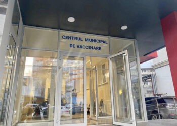 Medici: Acum nu ne permitem luxul să vaccinăm cu trei doze