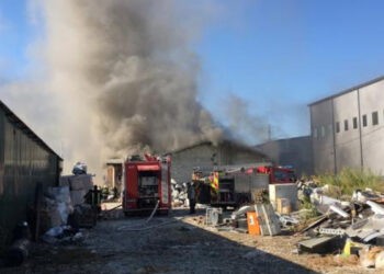 Incendiu mare în capitală. Un depozit a fost cuprins de flăcări