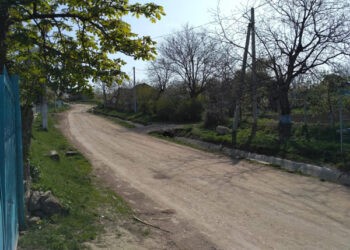 În satul meu se lasă toamna. În satul meu trăiește mama…