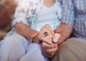 La 100 de femei vârstnice revin 67 de bărbați