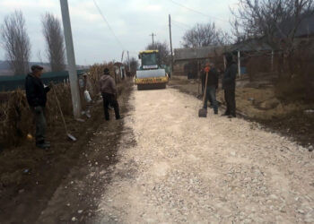 A contribuit întreaga comunitate pentru reparaţia unui drum local şi construirea unui pod