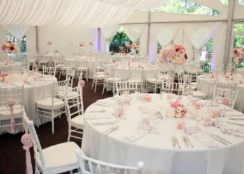 Nunțile, cumetriile și mesele de pomenire sunt interzise de astăzi