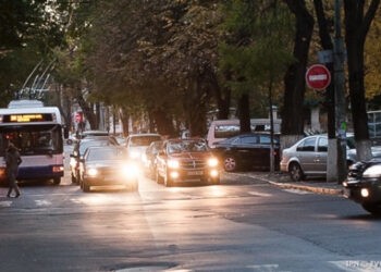 Din 1 noiembrie, șoferii circulă ziua cu faza scurtă a luminilor de întâlnire