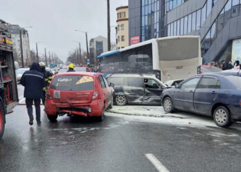 Trei persoane rănite și 15 mașini avariate într-un accident pe Vasile Alecsandri