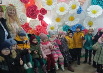 Copiii îi îndeamnă pe ungheneni: „În cojocel, catrință, ie – Țara noastră e-o mândrie”