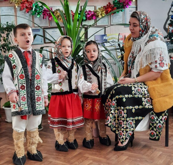 Au venit colindătorii la Casa Limbii Române din Ungheni