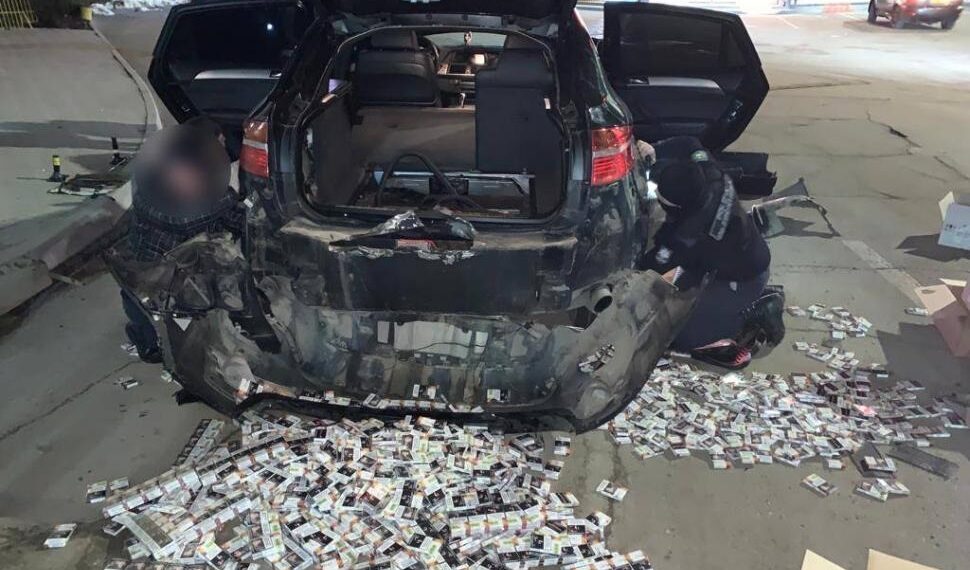 Autoturism burdușit cu țigări de contrabandă, depistat în PTF Sculeni