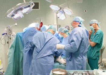 Peste 500 de operații la coloana vertebrală, acoperite în 2021 de asigurarea medicală