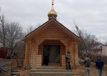 În Sculeni se construiește o biserică din lemn