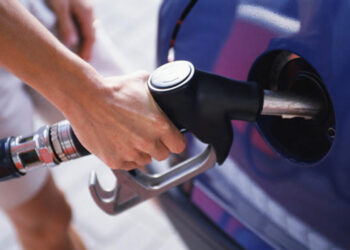 Benzina și motorina se ieftinesc cu 30 de bani
