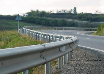 Au fost instalate parapete metalice pe drumul Mănoilești – Cetireni