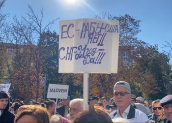 De ani de zile, unii politicieni îi învrăjbesc pe oameni cu mesaje anti-occidentale