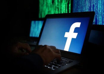 Spărgeau conturi de Facebook, iar apoi le scriau rudelor și le luau banii de pe card