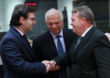 Vicepremierul Popescu a vorbit la Bruxelles despre sancționarea oligarhilor fugari