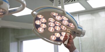 O femeie i-a donat un rinichi fiului pentru a-l salva