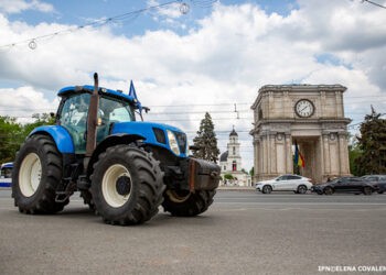 Agricultorii așteaptă până marți răspunsul final al premierului. Tehnica rămâne în PMAN