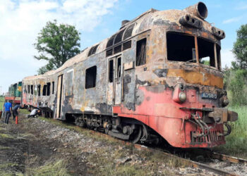 Locomotiva și vagonul unui tren de pe ruta Chișinău-Ungheni, făcute scrum