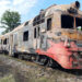 Locomotiva și vagonul unui tren de pe ruta Chișinău-Ungheni, făcute scrum