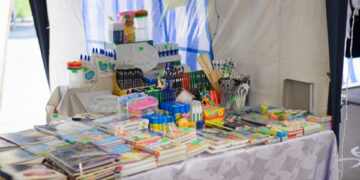 Mii de copii vor primi ghizdane și rechizite școlare în cadrul unei campanii de caritate