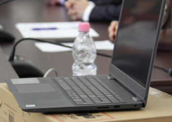 70 de școli din Moldova au primit table multifuncționale și laptopuri din partea României