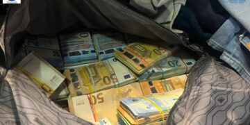 A încercat să treacă vama cu jumătate de milion de euro ascunși