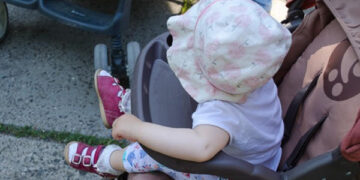 Mamele neangajate vor fi asigurate medical până la vârsta de 2 ani a copilului