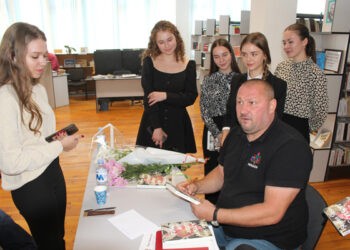 La bibliotecă se întâmplă multe și toate de bine