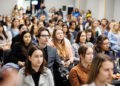 Studenții și absolvenții pot aplica la un program de stagii plătite în serviciul public