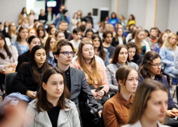 Studenții și absolvenții pot aplica la un program de stagii plătite în serviciul public