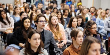 Studenții și absolvenții pot aplica la un program de stagii plătite în serviciul public