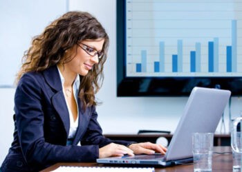 Femeile din Moldova câștigă în medie cu 14% mai puțin decât bărbații, conferință