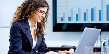 Femeile din Moldova câștigă în medie cu 14% mai puțin decât bărbații, conferință